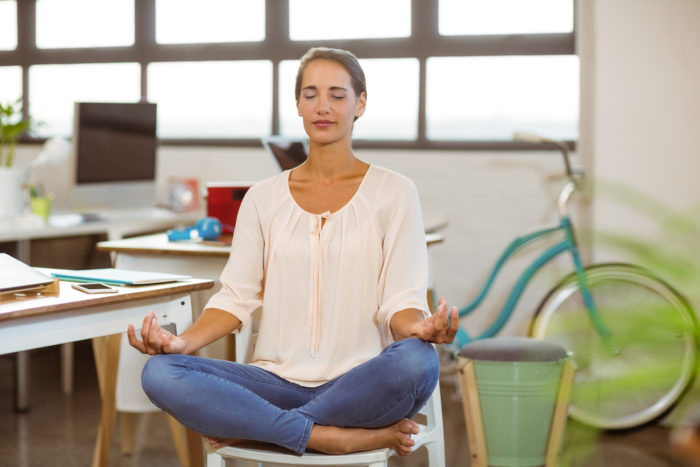 yoga ställer sig under sittande