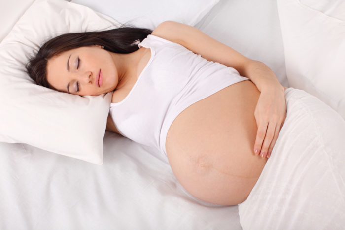 sover på din mage medan den är gravid