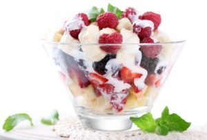 Frukt med yoghurt och havre