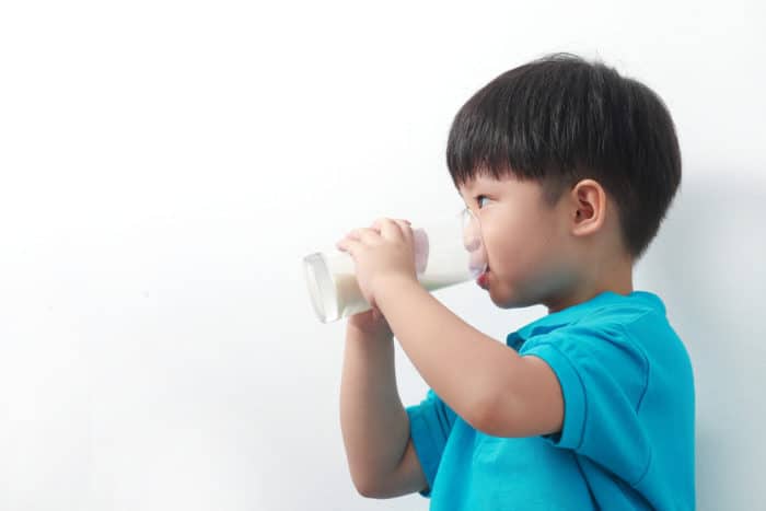 barn dricker mjölk