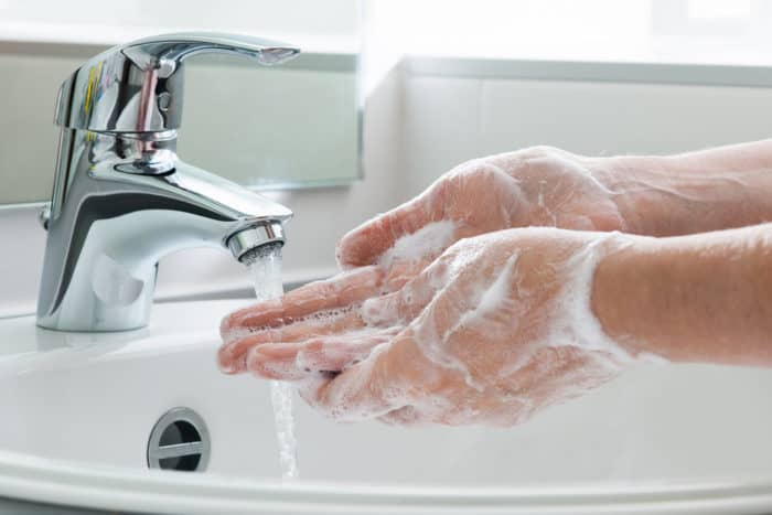 Tvätta händerna efter från toaletten