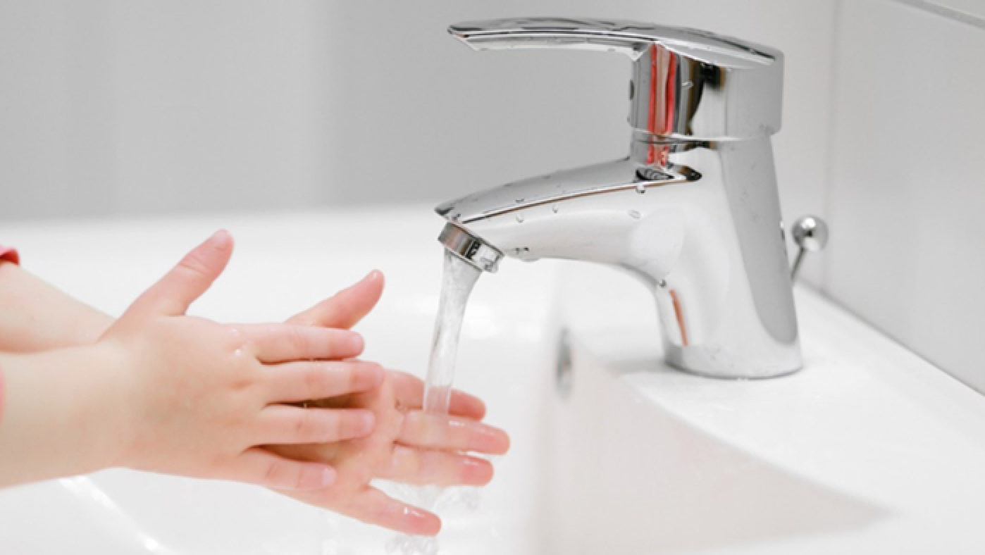 tvätta händerna med rinnande vatten