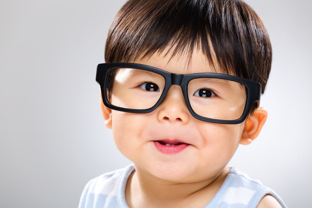 barn bär glasögon