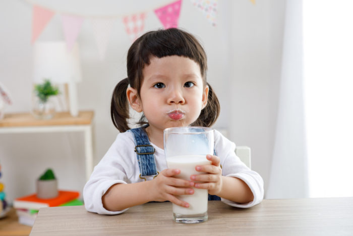 barn dricker ko mjölk