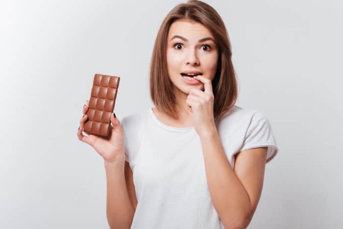 biverkningar av att äta choklad i magen