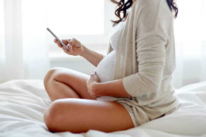 spelar mobiltelefoner medan de är gravida