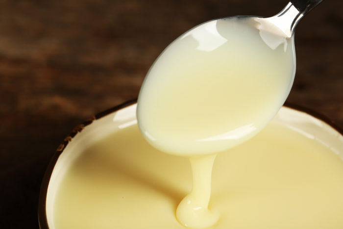 drick sötad kondenserad mjölk