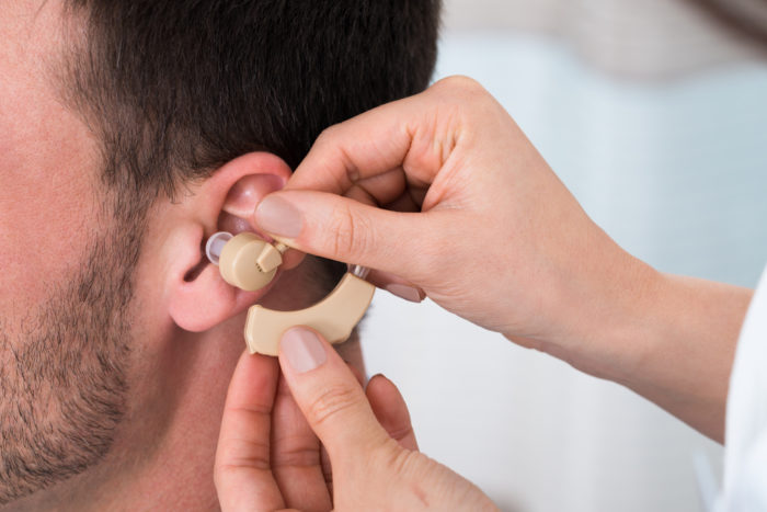 använd hörselhjälpmedel