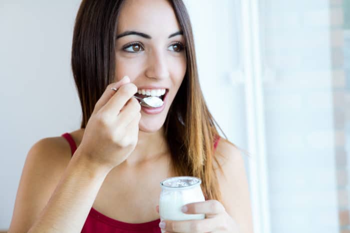 Att ha mage kan äta yoghurt