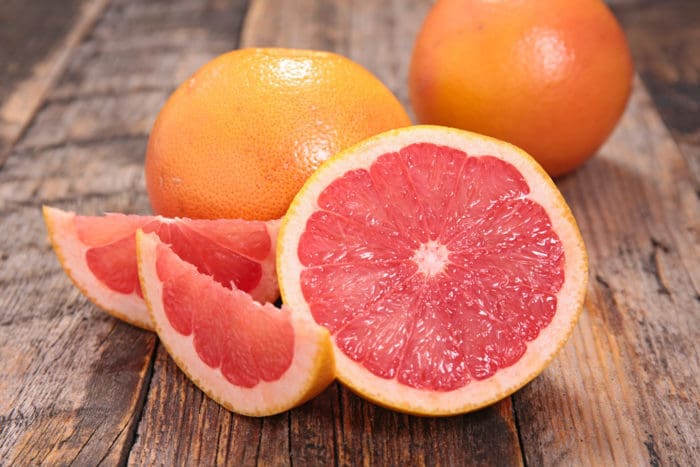 fördelarna och riskerna med grapefrukt är