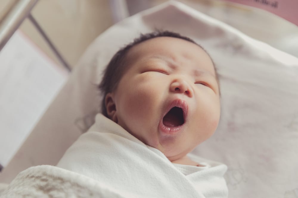 baby född fortfarande insvept i fostervåren