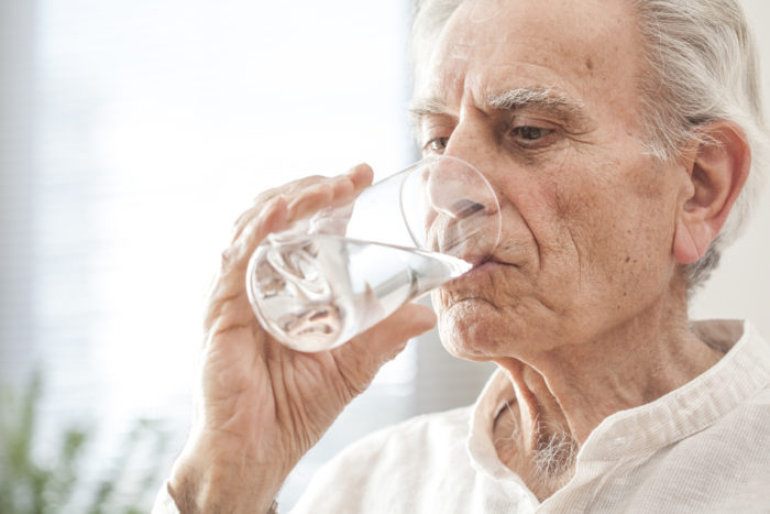 äldre dricker för mycket vatten