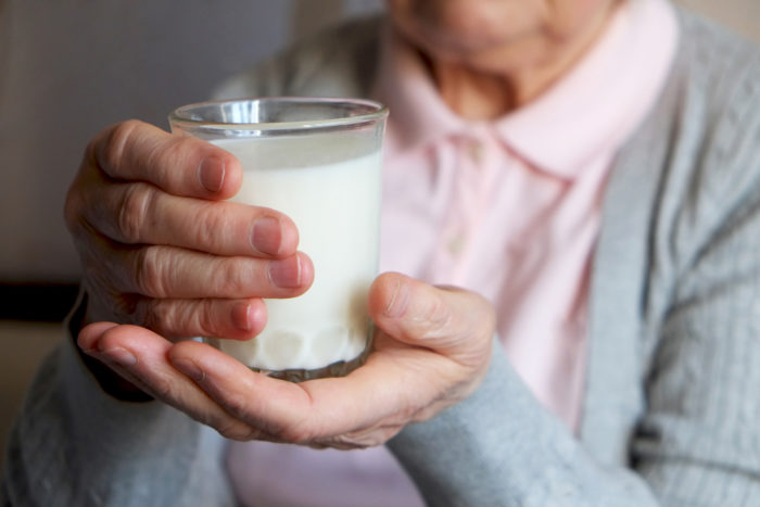 behöver du äldre människor att dricka mjölk